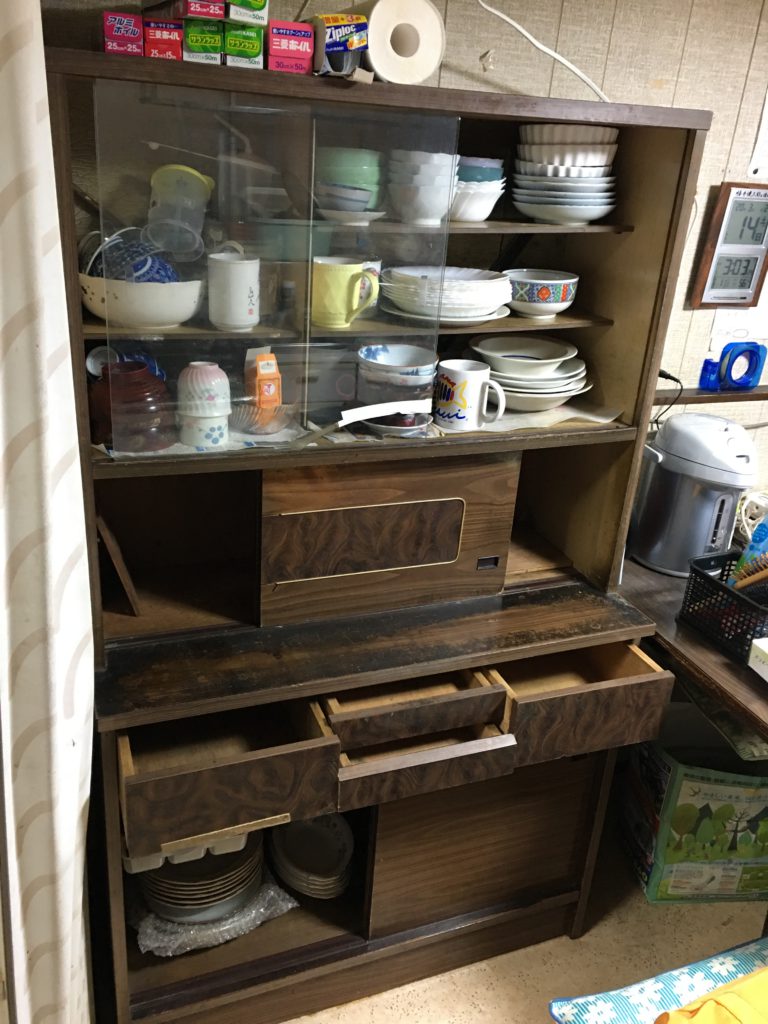 古い食器棚